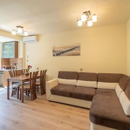 Top Location, Brand New 3 Bdrm Apt & Free Parking Софія Екстер'єр фото