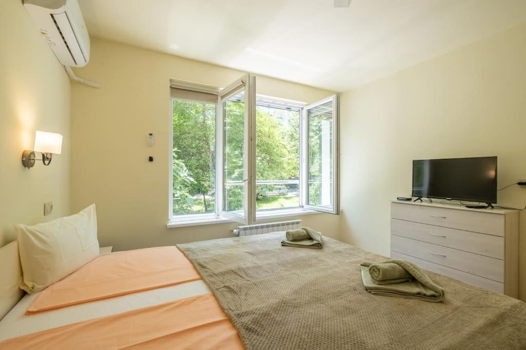 Top Location, Brand New 3 Bdrm Apt & Free Parking Софія Екстер'єр фото