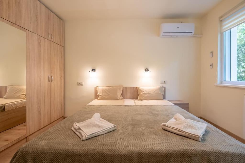 Top Location, Brand New 3 Bdrm Apt & Free Parking Софія Екстер'єр фото