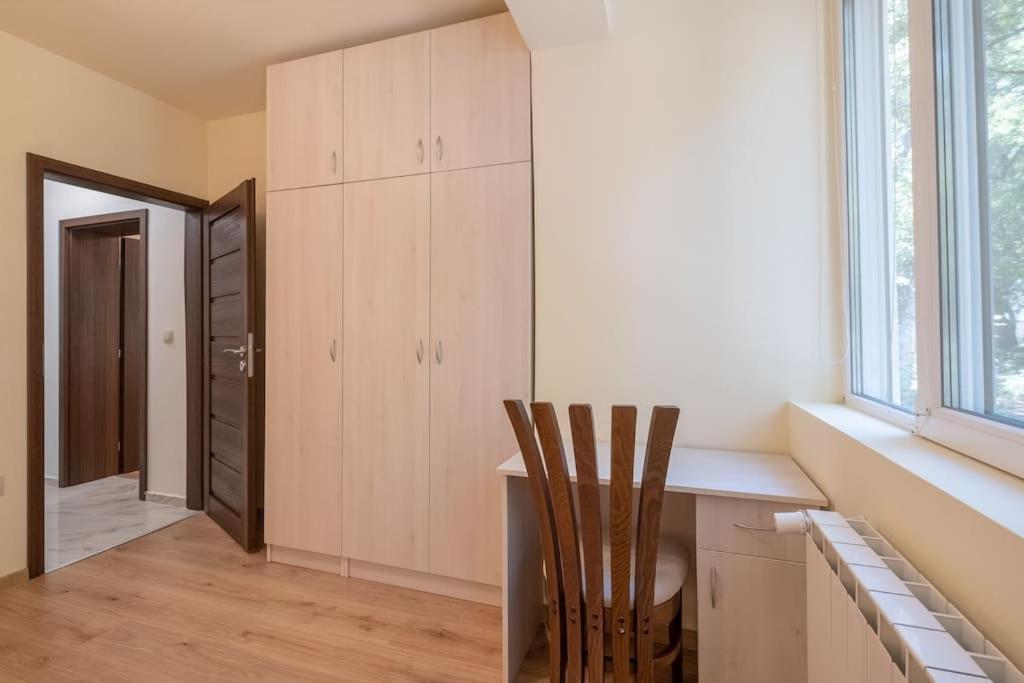 Top Location, Brand New 3 Bdrm Apt & Free Parking Софія Екстер'єр фото