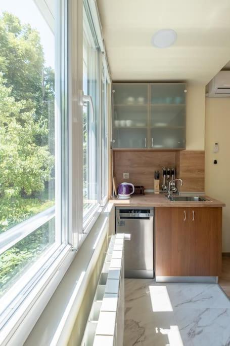 Top Location, Brand New 3 Bdrm Apt & Free Parking Софія Екстер'єр фото