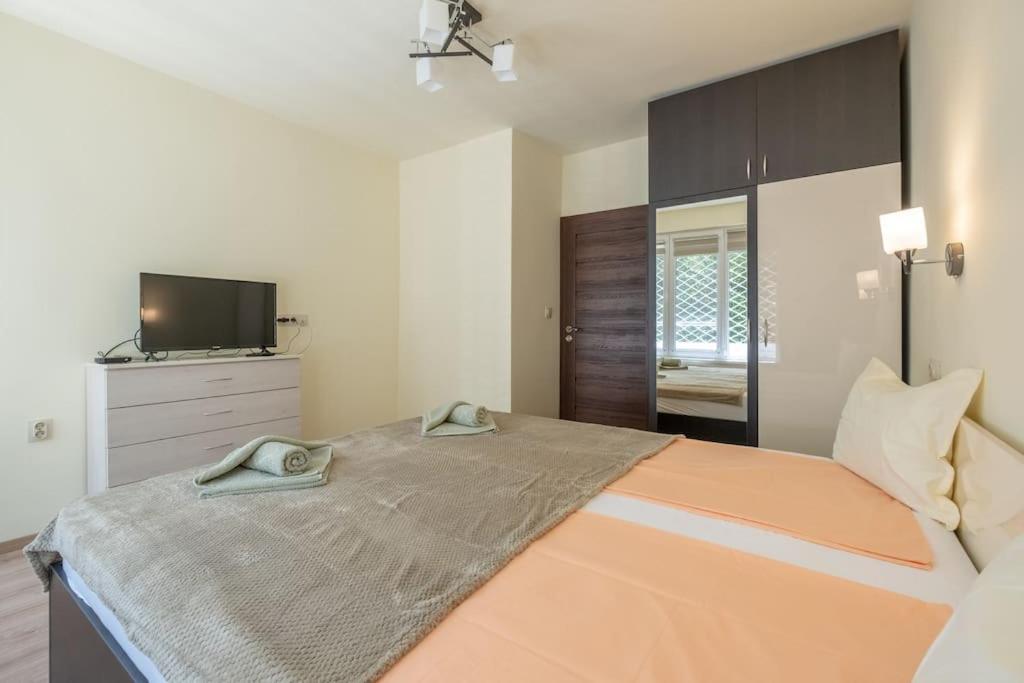Top Location, Brand New 3 Bdrm Apt & Free Parking Софія Екстер'єр фото