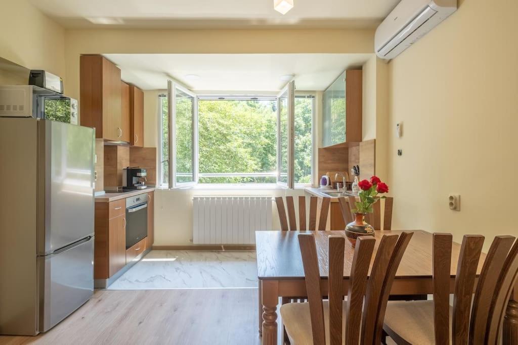 Top Location, Brand New 3 Bdrm Apt & Free Parking Софія Екстер'єр фото