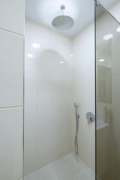 Top Location, Brand New 3 Bdrm Apt & Free Parking Софія Екстер'єр фото