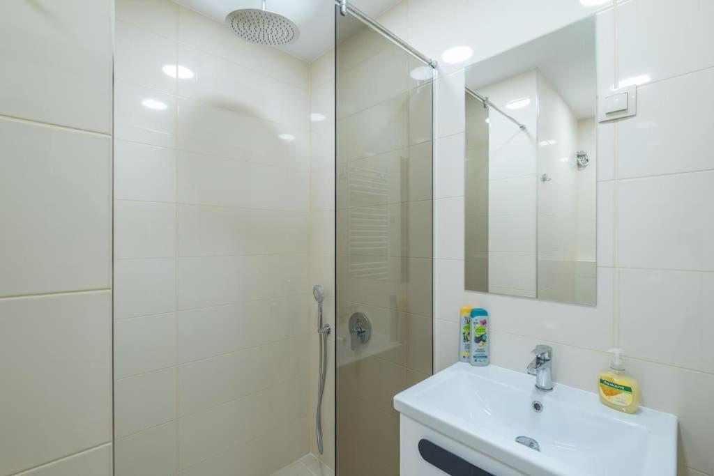 Top Location, Brand New 3 Bdrm Apt & Free Parking Софія Екстер'єр фото