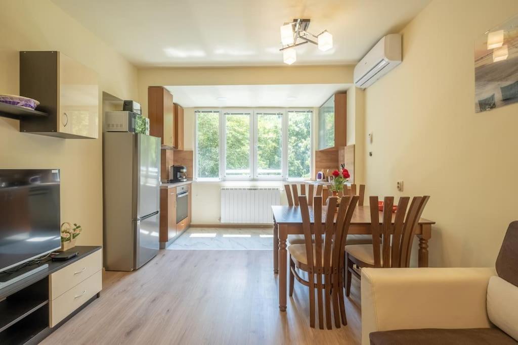 Top Location, Brand New 3 Bdrm Apt & Free Parking Софія Екстер'єр фото