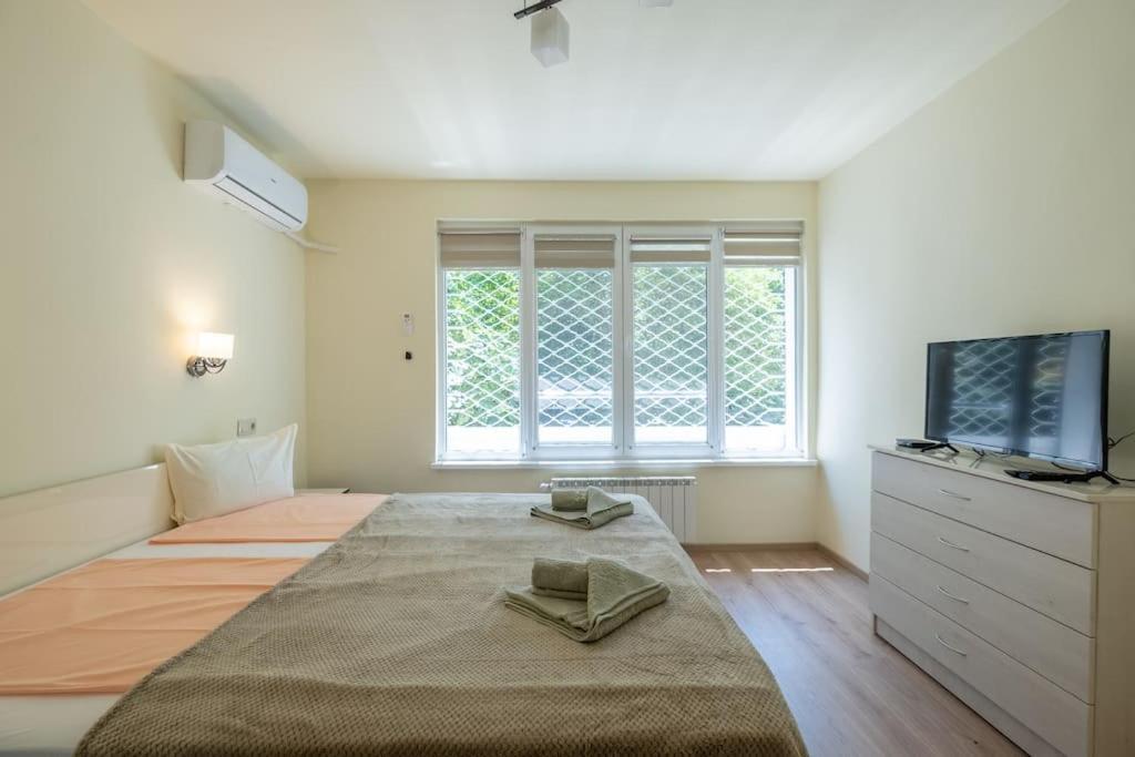Top Location, Brand New 3 Bdrm Apt & Free Parking Софія Екстер'єр фото