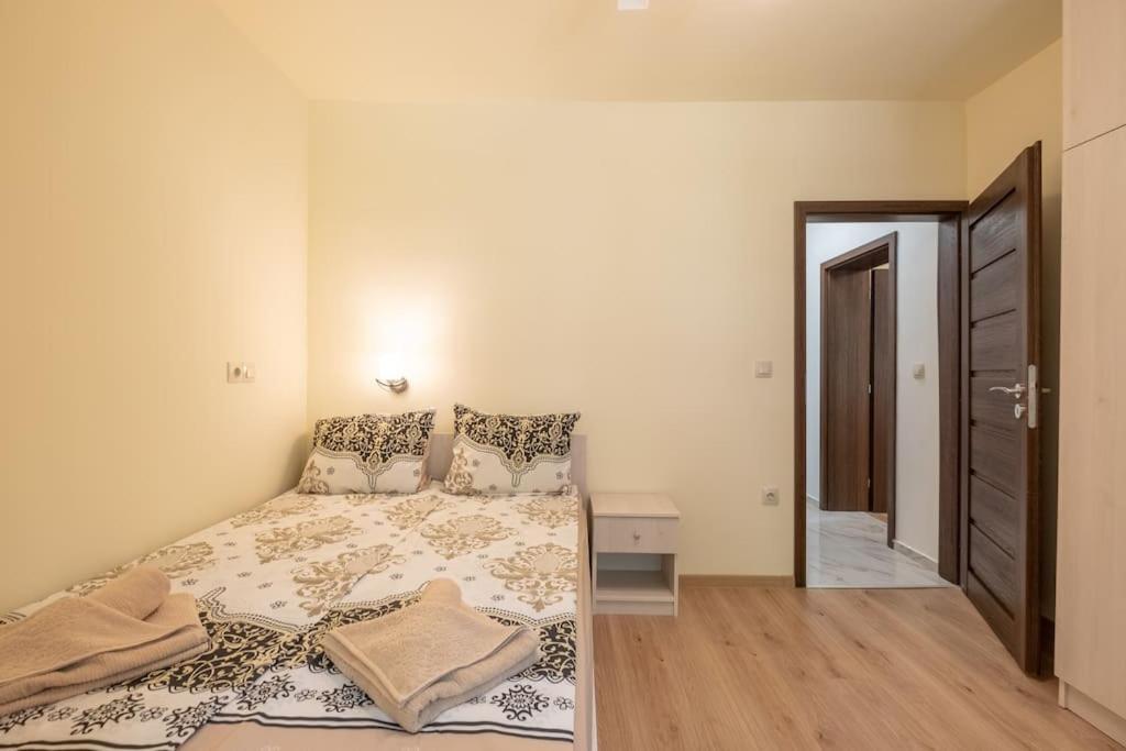Top Location, Brand New 3 Bdrm Apt & Free Parking Софія Екстер'єр фото