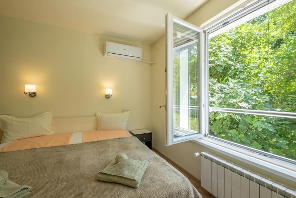 Top Location, Brand New 3 Bdrm Apt & Free Parking Софія Екстер'єр фото