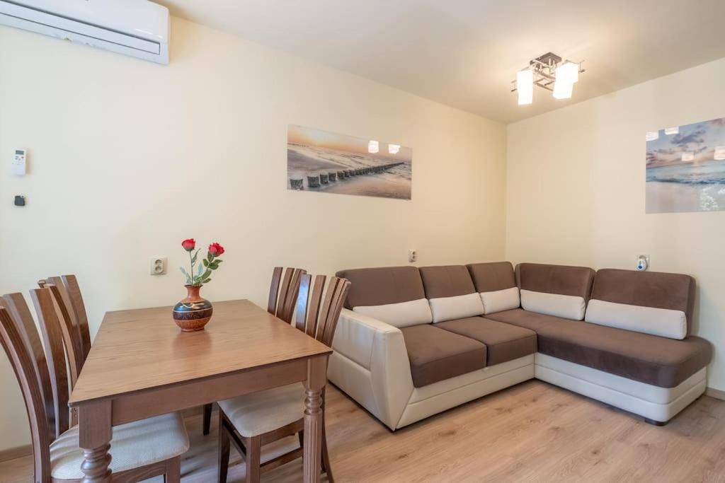 Top Location, Brand New 3 Bdrm Apt & Free Parking Софія Екстер'єр фото