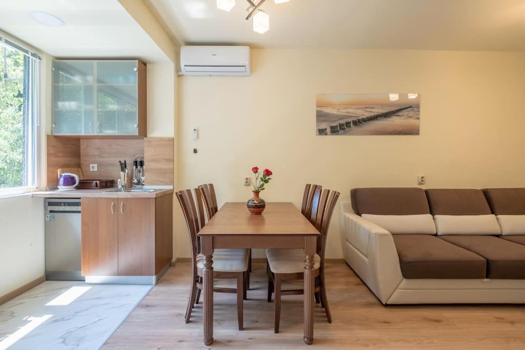 Top Location, Brand New 3 Bdrm Apt & Free Parking Софія Екстер'єр фото