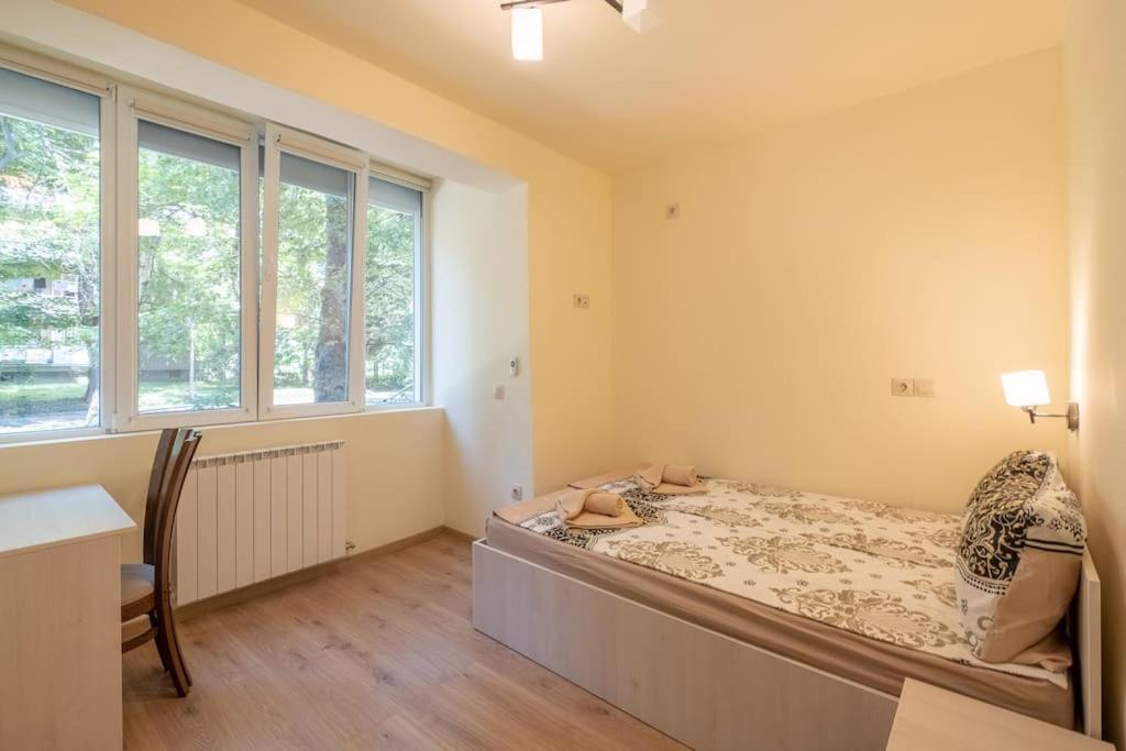 Top Location, Brand New 3 Bdrm Apt & Free Parking Софія Екстер'єр фото