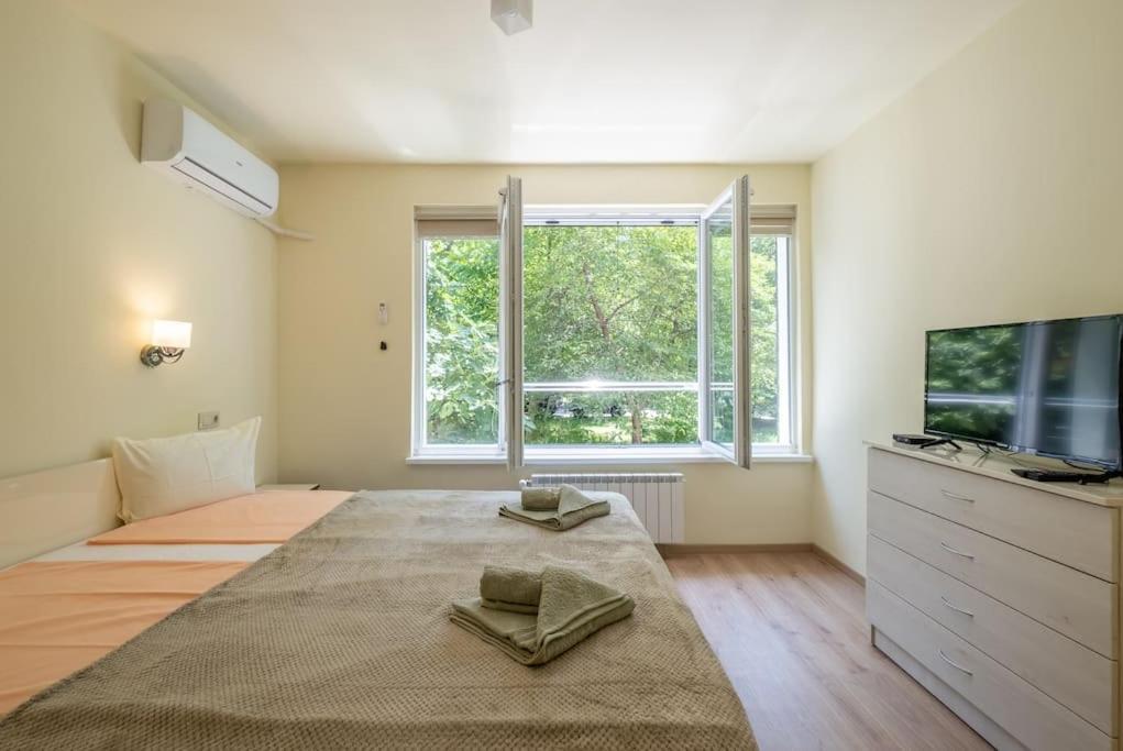 Top Location, Brand New 3 Bdrm Apt & Free Parking Софія Екстер'єр фото