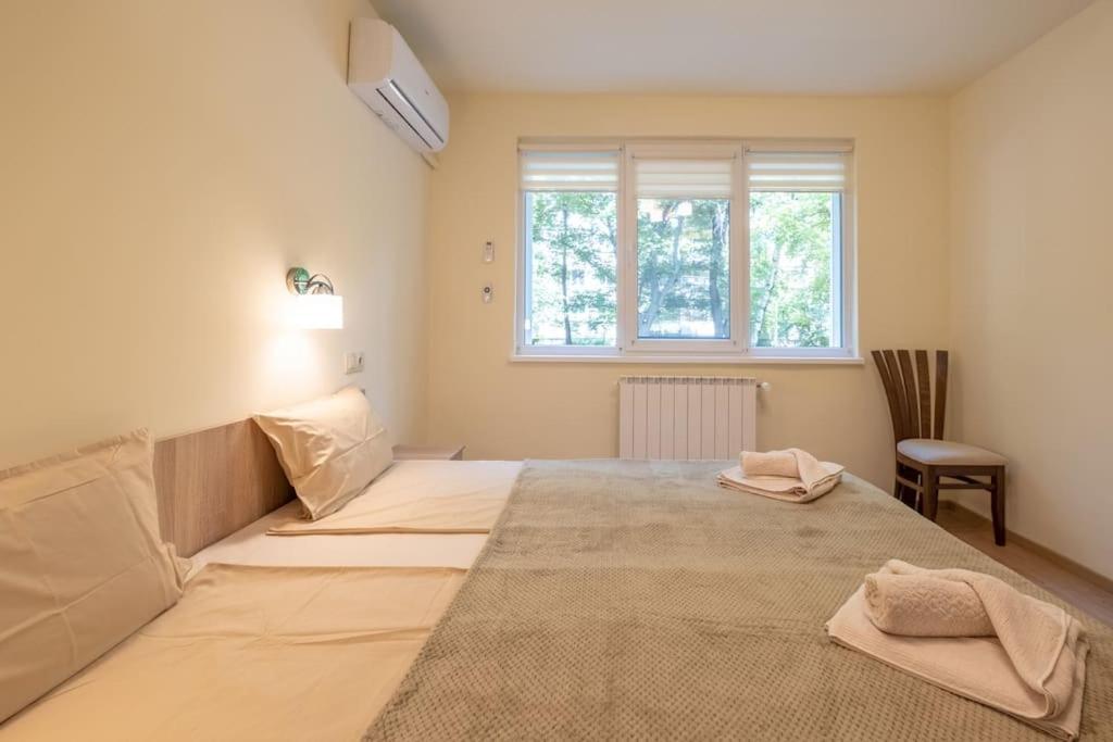 Top Location, Brand New 3 Bdrm Apt & Free Parking Софія Екстер'єр фото