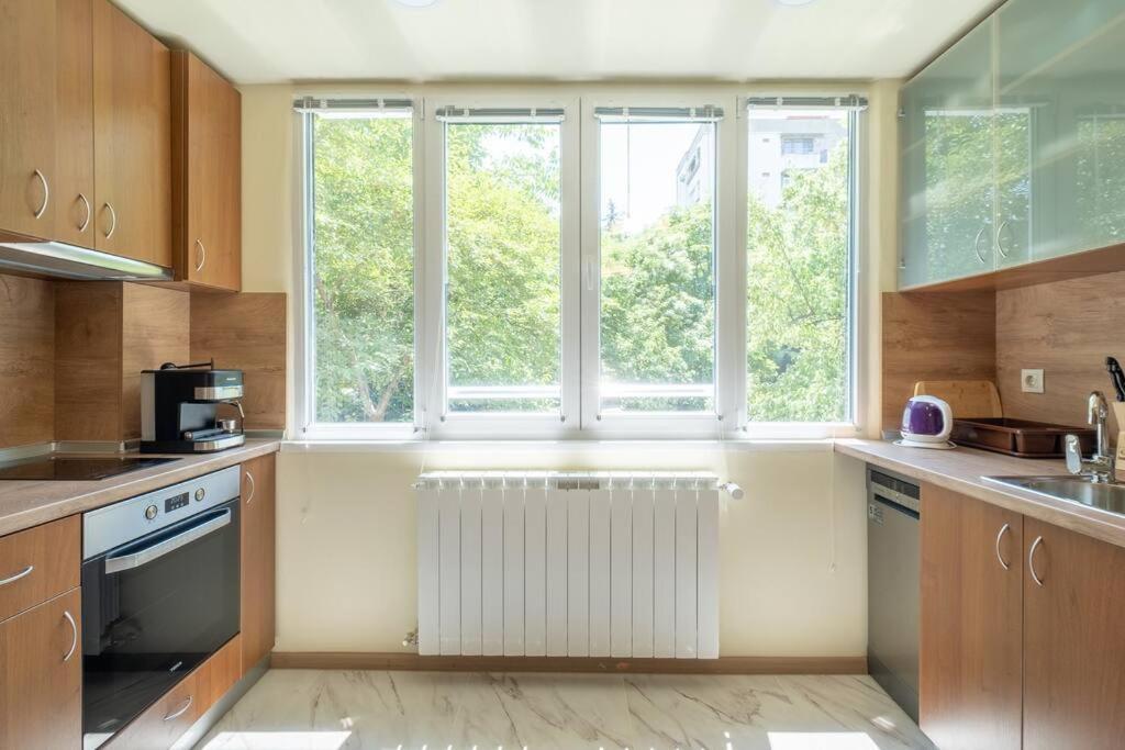 Top Location, Brand New 3 Bdrm Apt & Free Parking Софія Екстер'єр фото