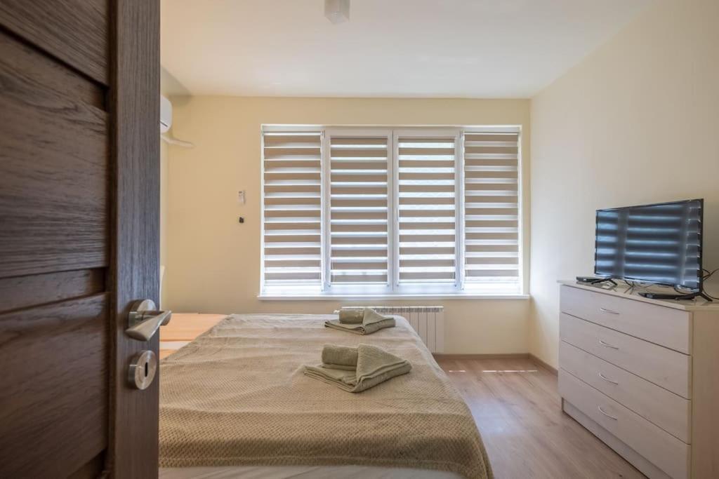 Top Location, Brand New 3 Bdrm Apt & Free Parking Софія Екстер'єр фото