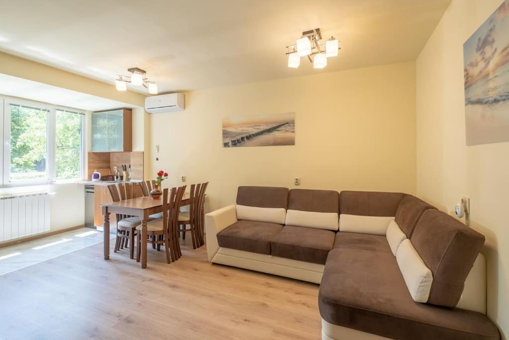 Top Location, Brand New 3 Bdrm Apt & Free Parking Софія Екстер'єр фото